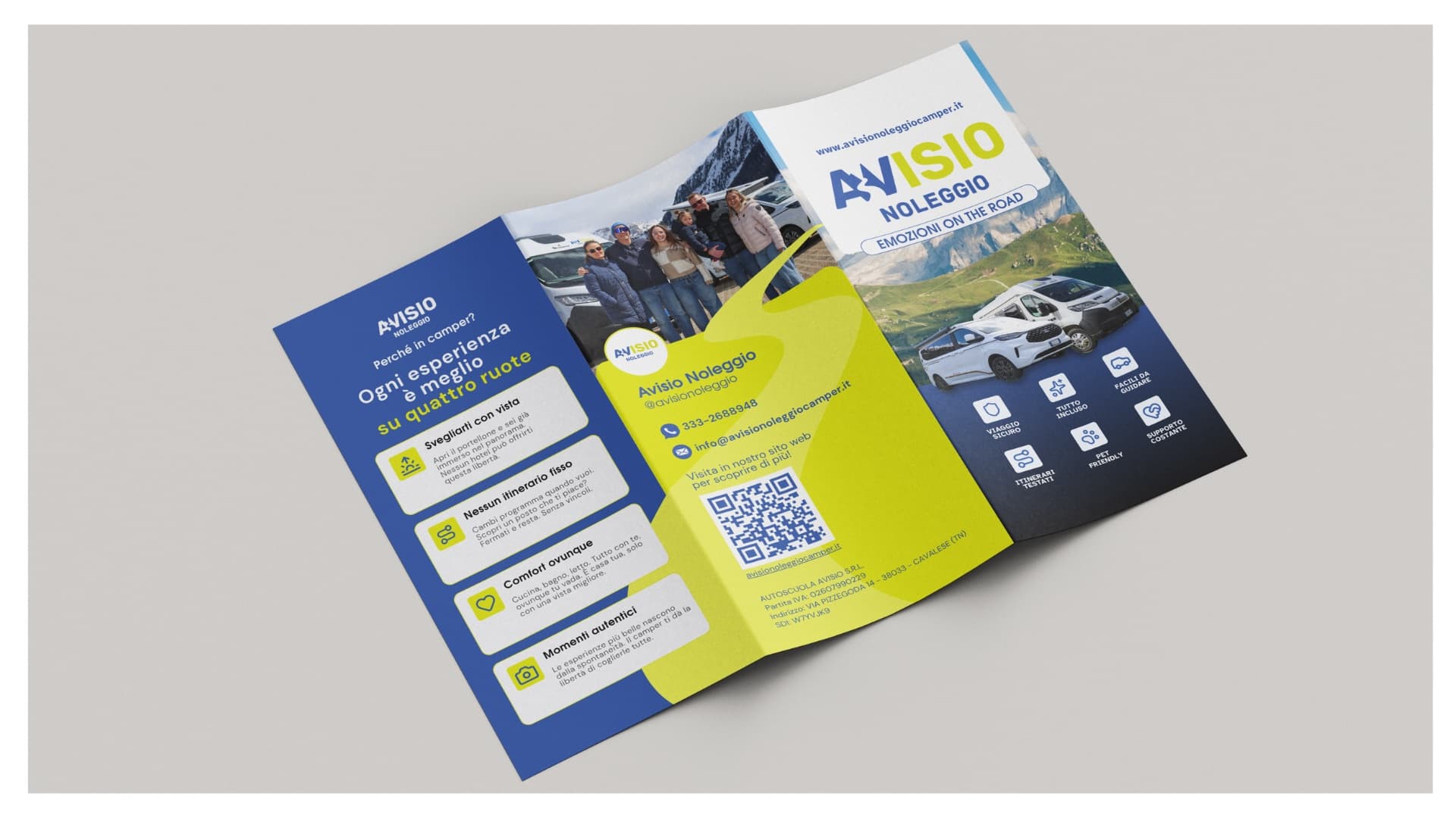 Brochure a 3 ante Avisio Noleggio aperta, con il payoff «Emozioni on the road»