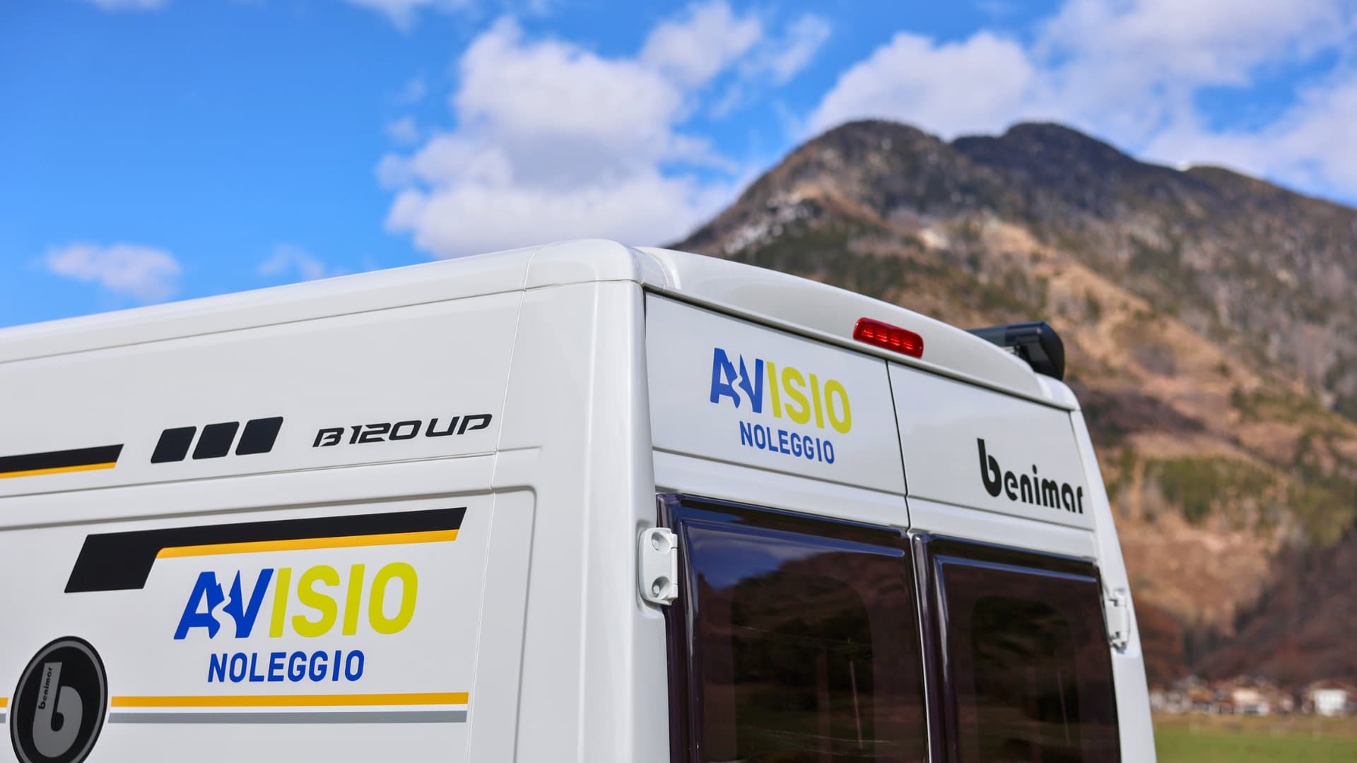 Il logo Avisio Noleggio applicato sulla flotta di camper, tra le Dolomiti