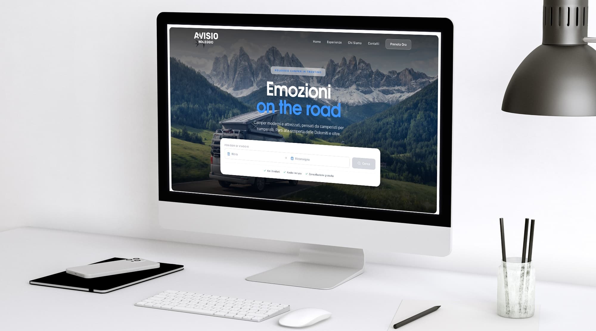 Mockup del sito avisionoleggiocamper.it su desktop: hero «Emozioni on the road» e prenotazione online
