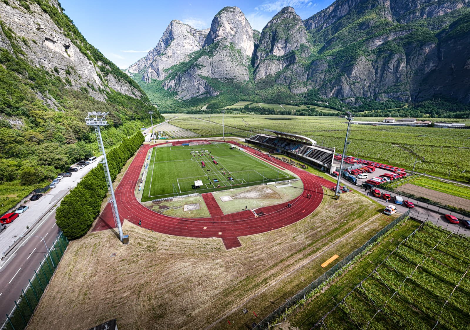 Vista aerea dal drone del campo gara CTIF tra le montagne del Trentino