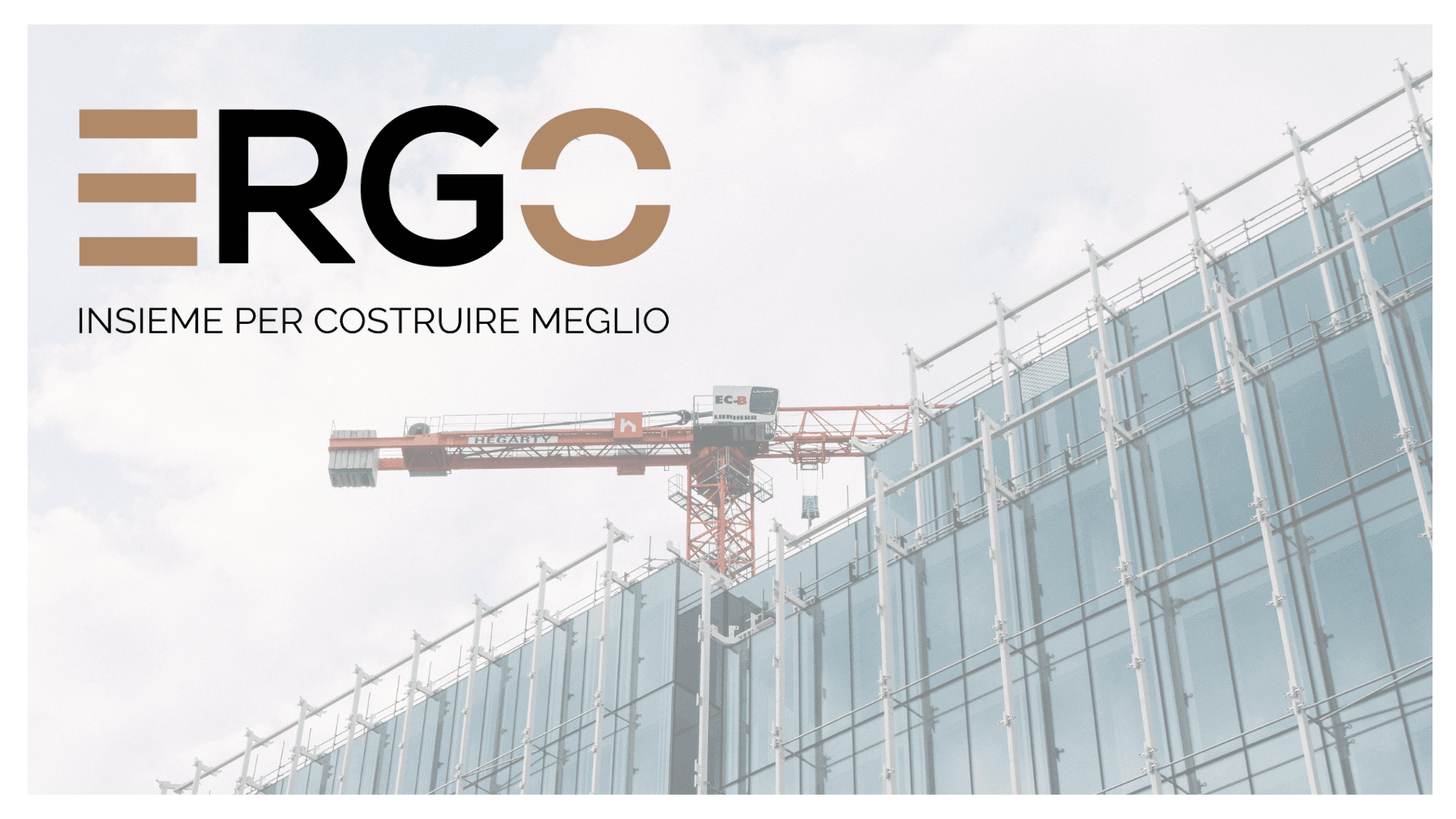 Il logo Ergo con il payoff «Insieme per costruire meglio» su una facciata in costruzione