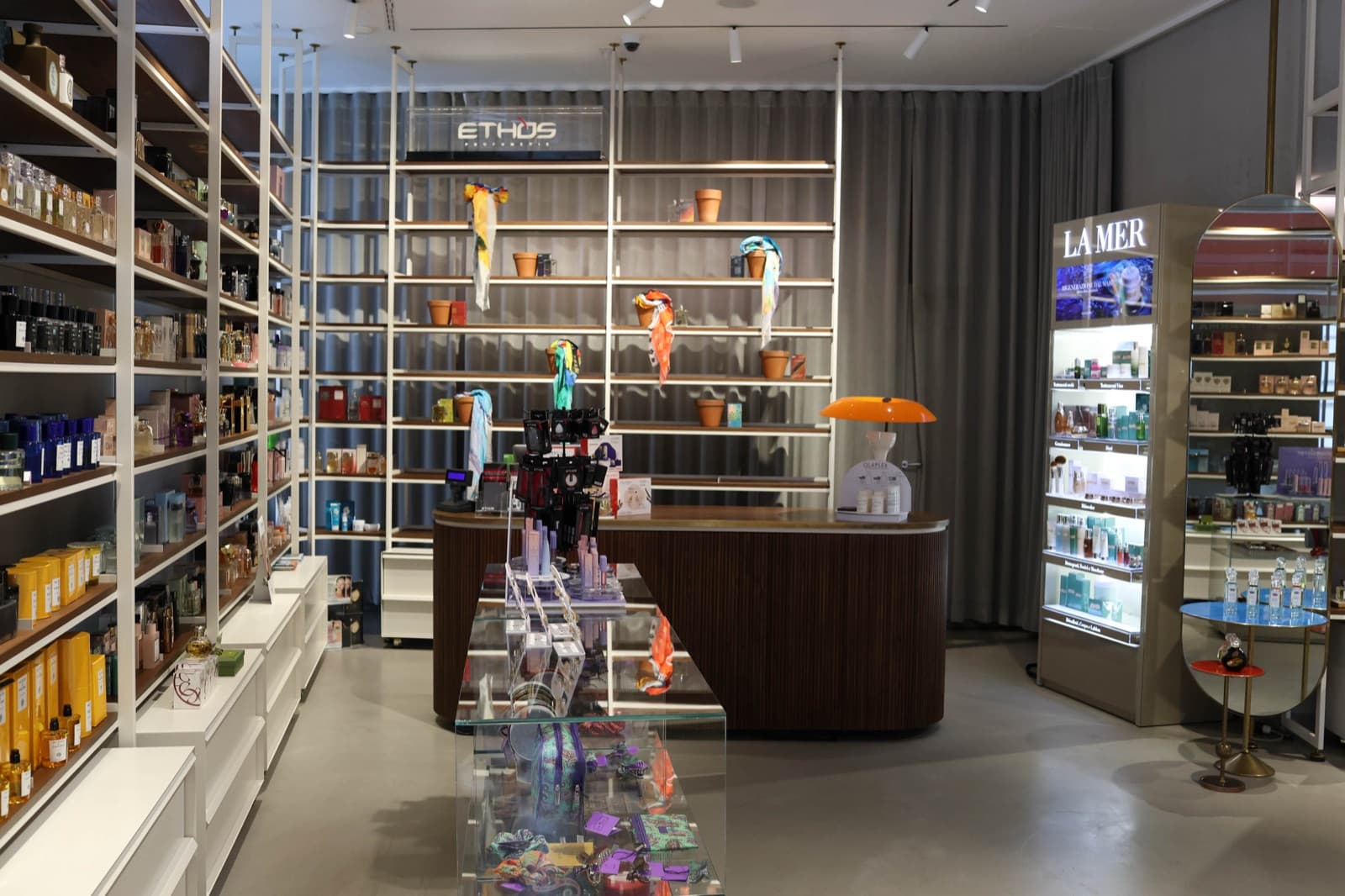 Interni della boutique Formentini con corner La Mer e selezione beauty