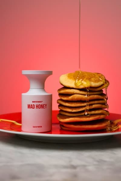 Still life del profumo Mad Honey con pancake e miele