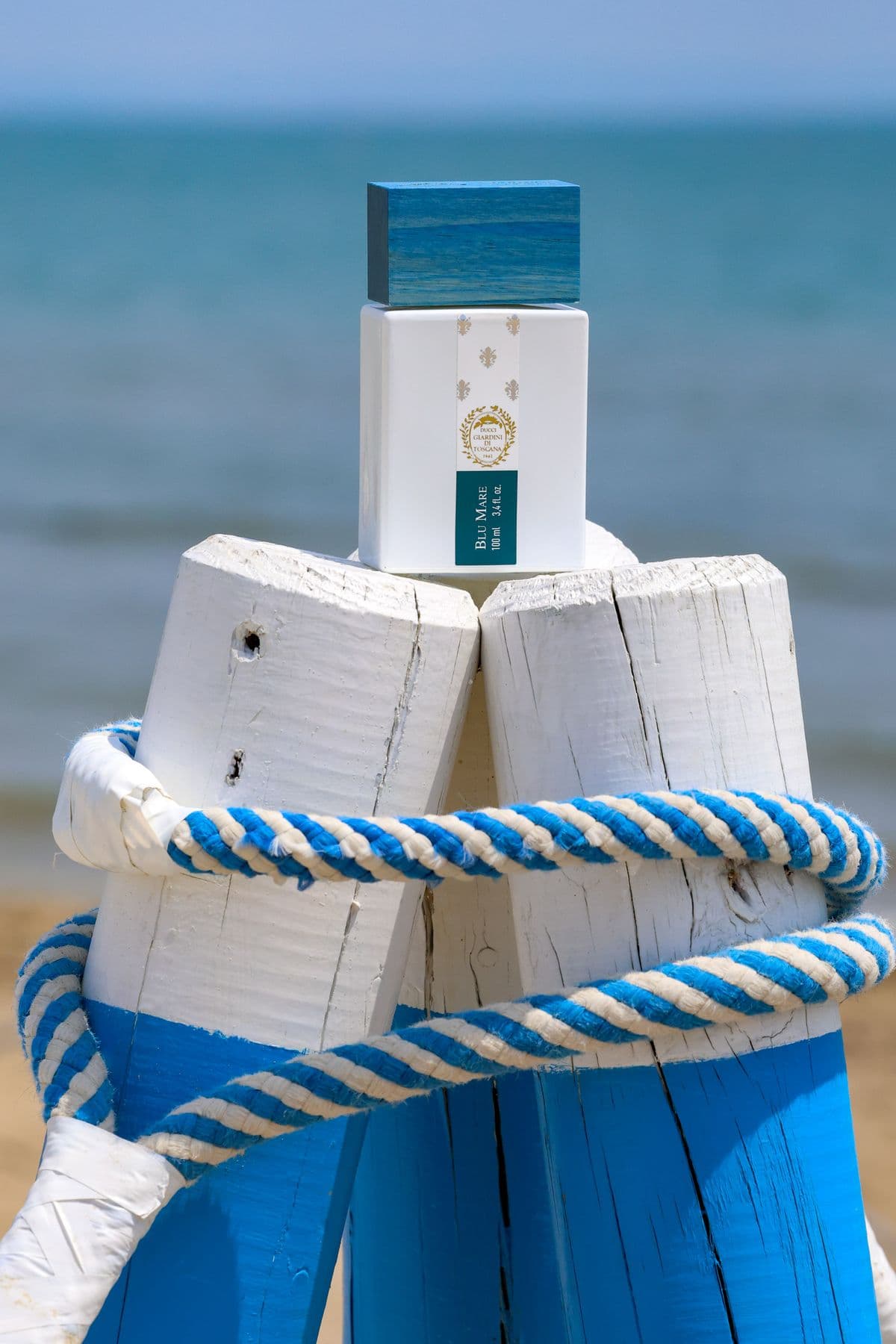 Profumo estivo sul molo, con il mare sullo sfondo