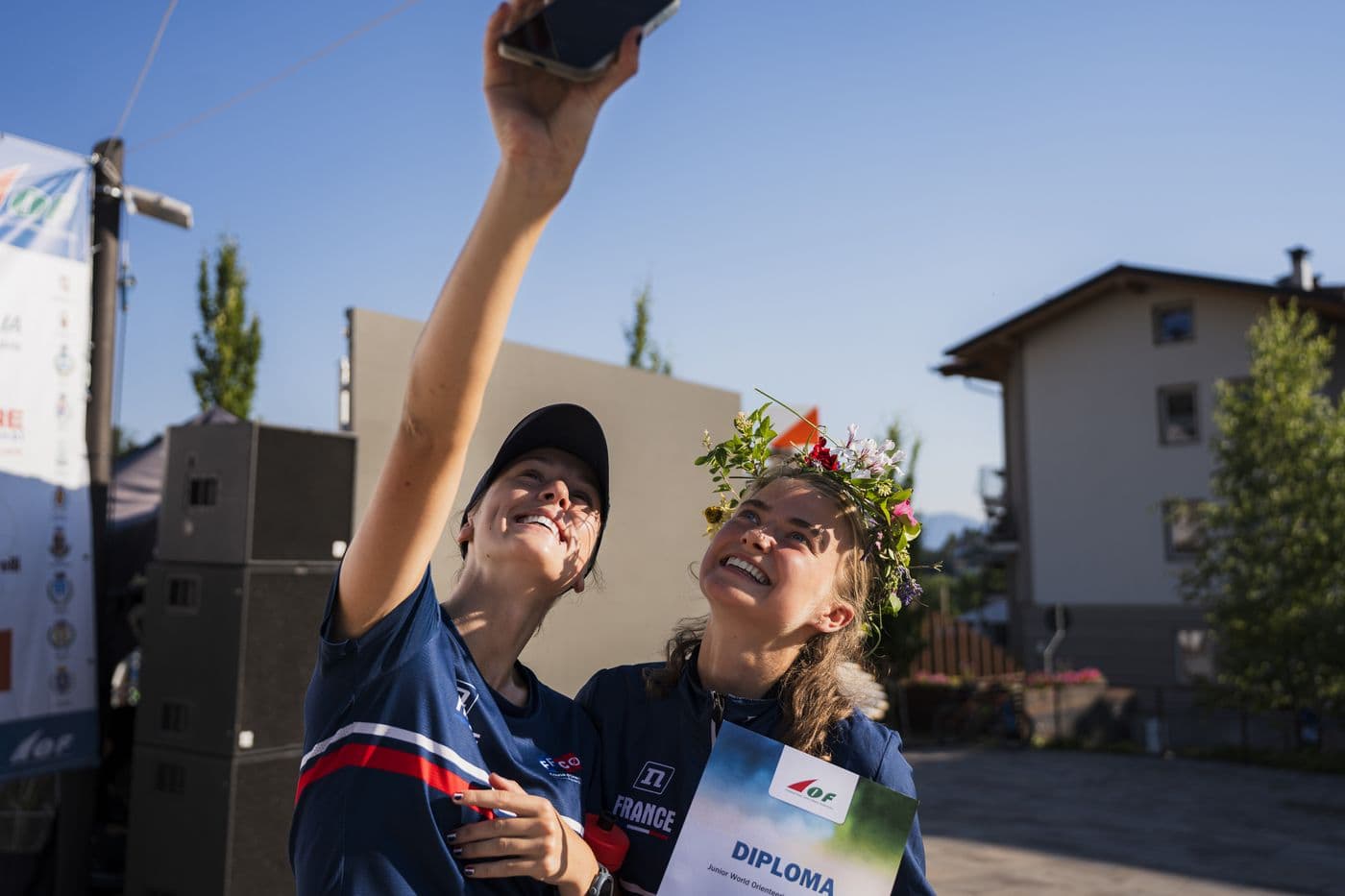 Atlete festeggiano con il diploma