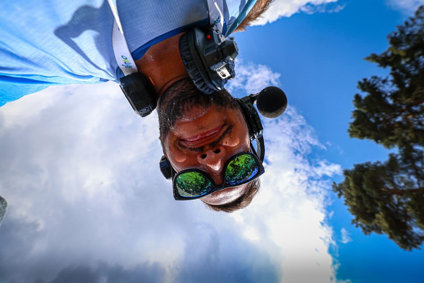 Ritratto creativo di un operatore IppisWeb contro il cielo