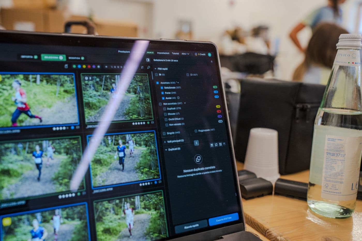 Selezione degli scatti al monitor durante l'evento