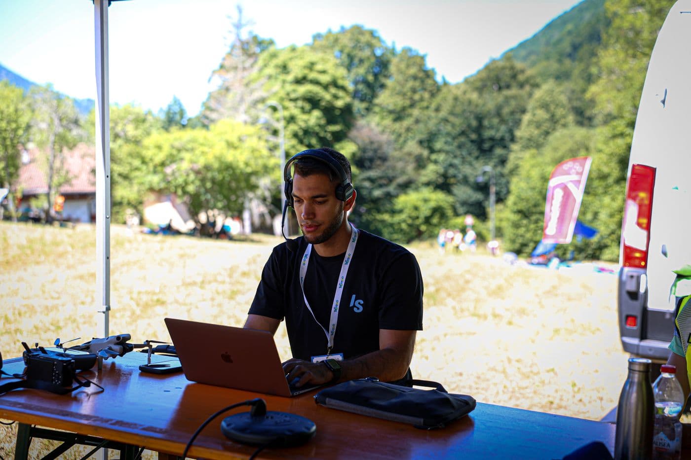 Montaggio dei contenuti sul campo, sotto la postazione media