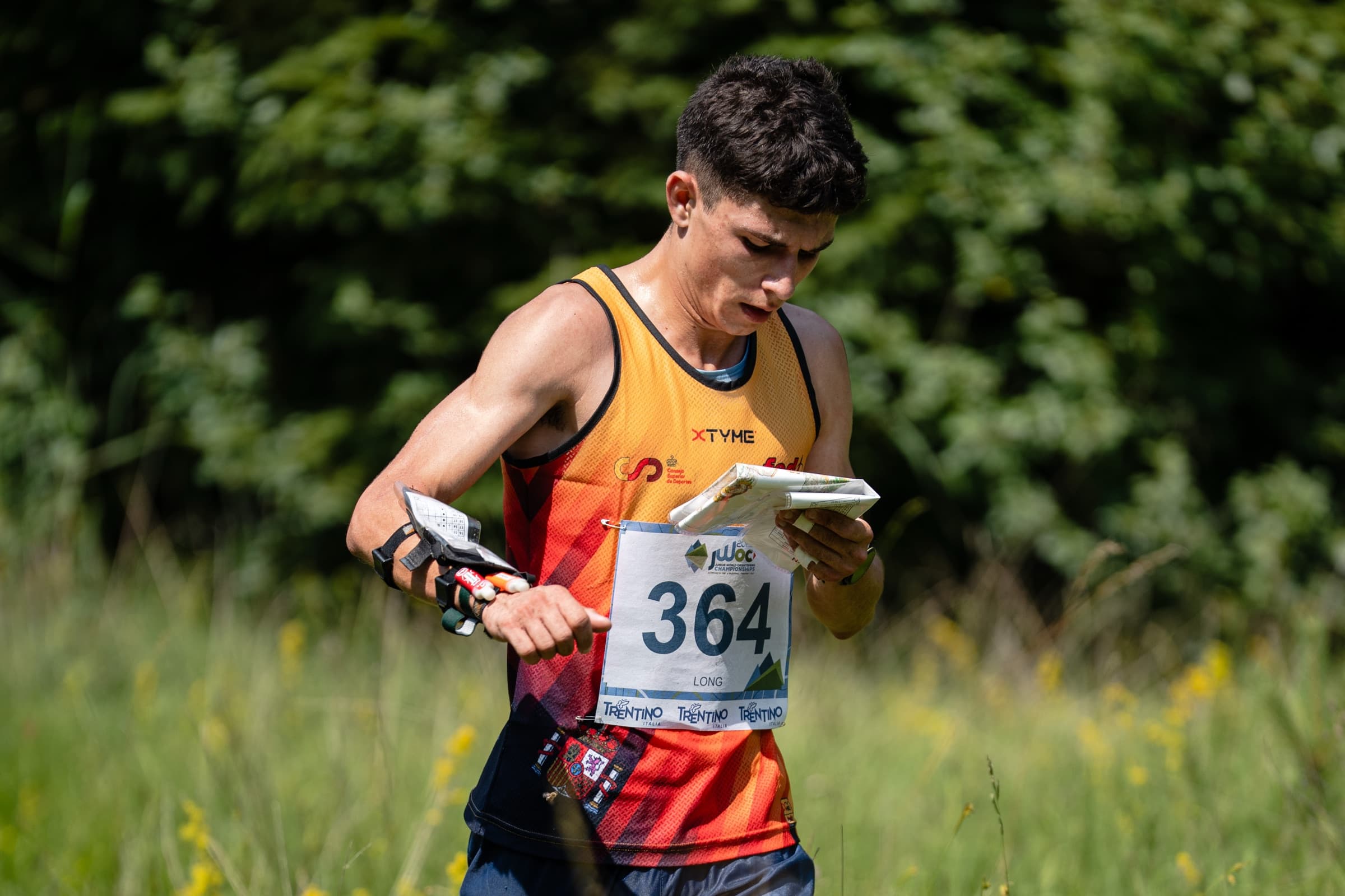 Atleta in gara ai Campionati Mondiali Giovanili di Orientamento 2025 in Trentino
