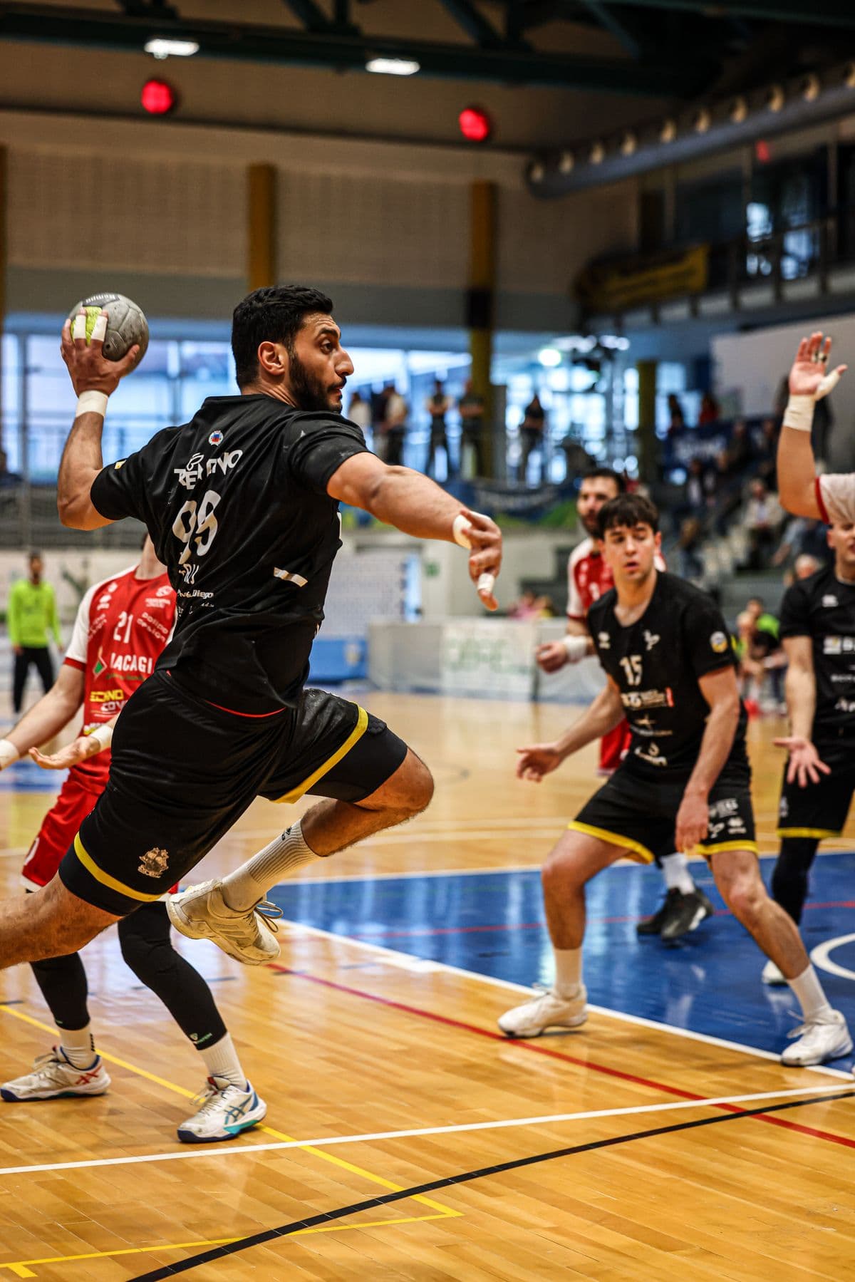 Pallamano Pressano in campo: scatto dal match day nel palazzetto