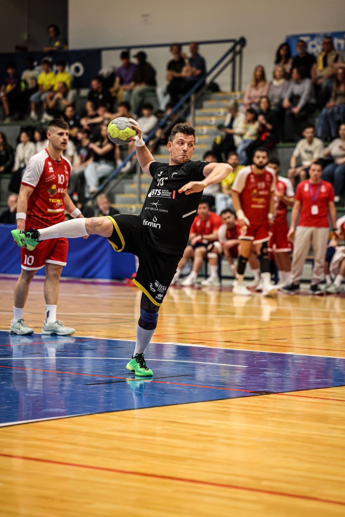 Scatto dal palazzetto durante una partita di Pallamano Pressano