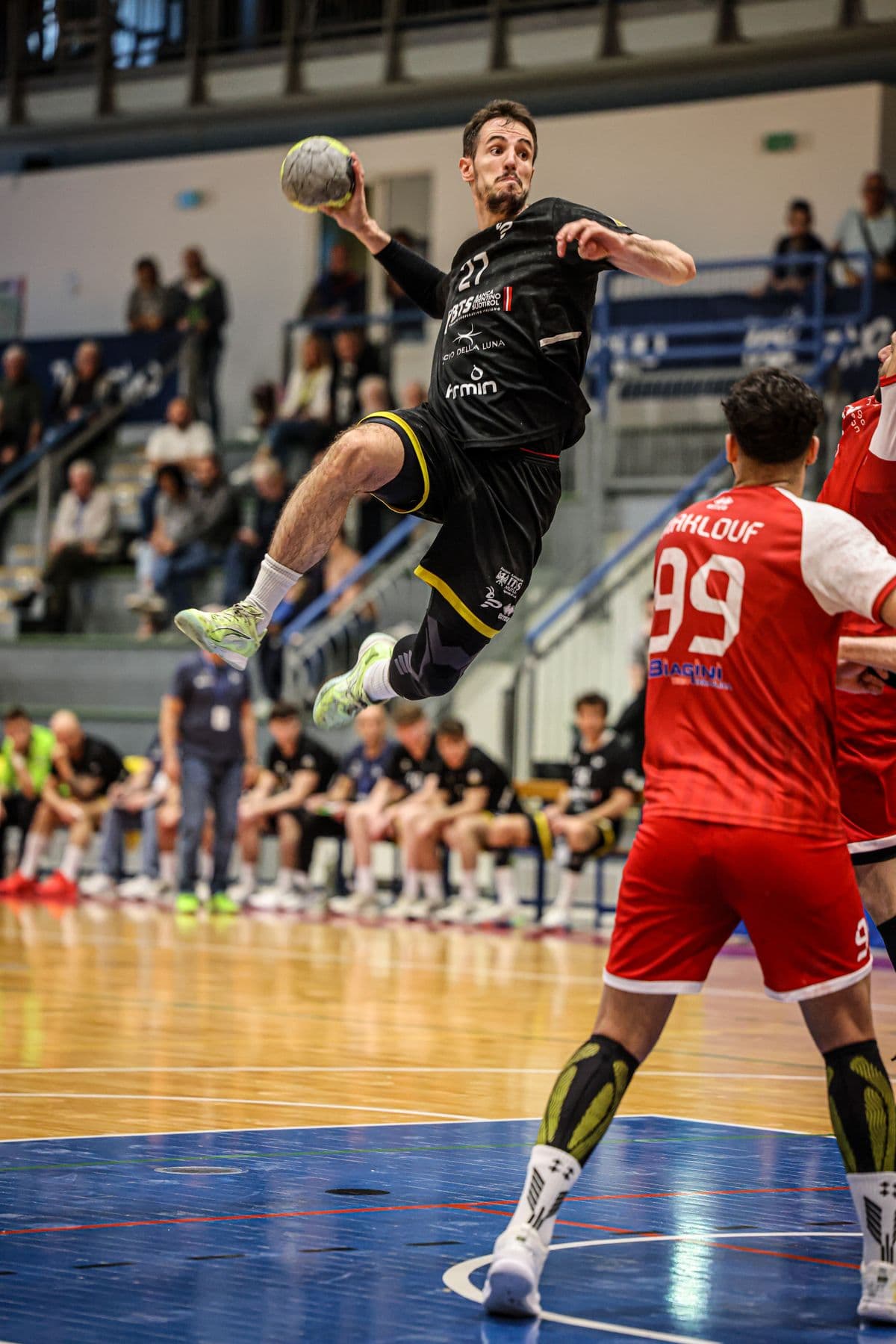 Pallamano Pressano in campo: scatto dal match day nel palazzetto