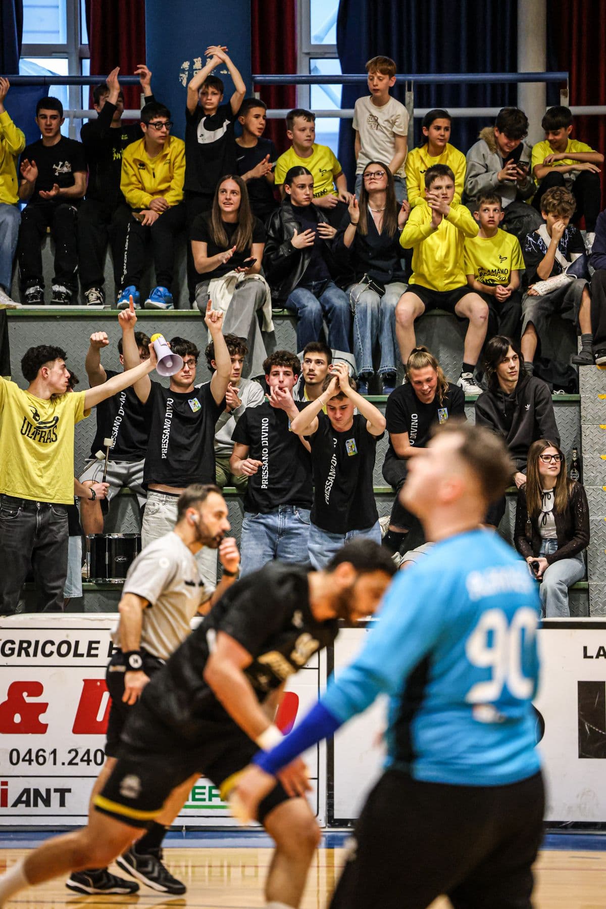 Pallamano Pressano in campo: scatto dal match day nel palazzetto