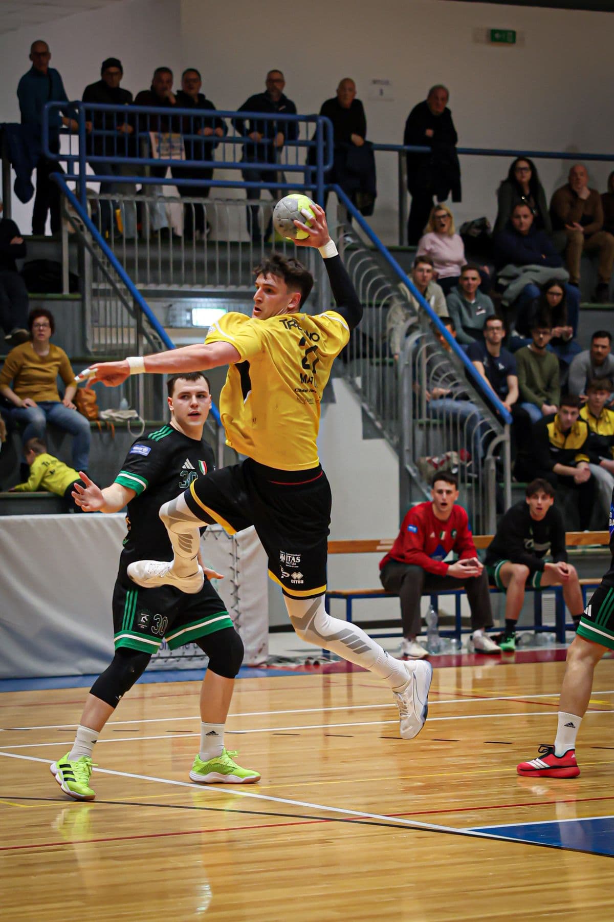 Pallamano Pressano in campo: scatto dal match day nel palazzetto