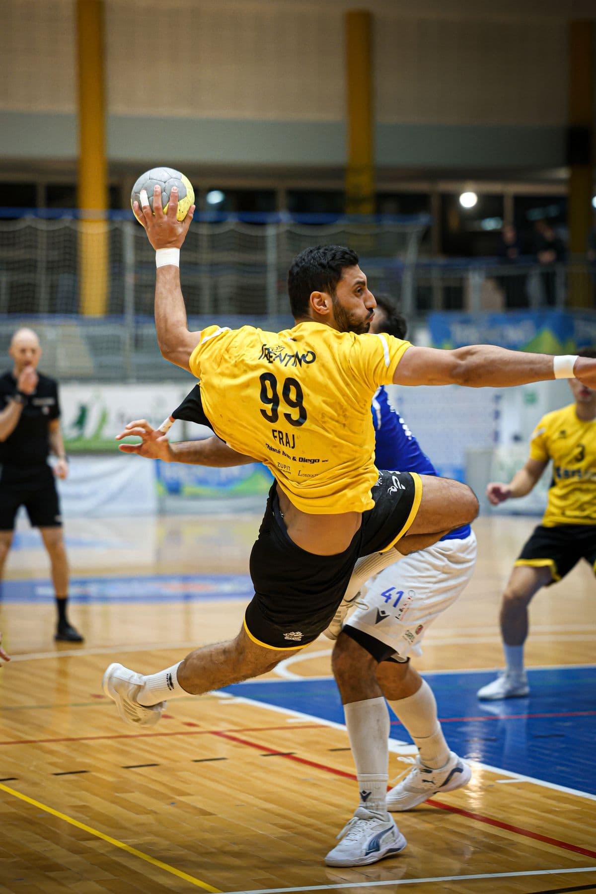 Pallamano Pressano in campo: scatto dal match day nel palazzetto