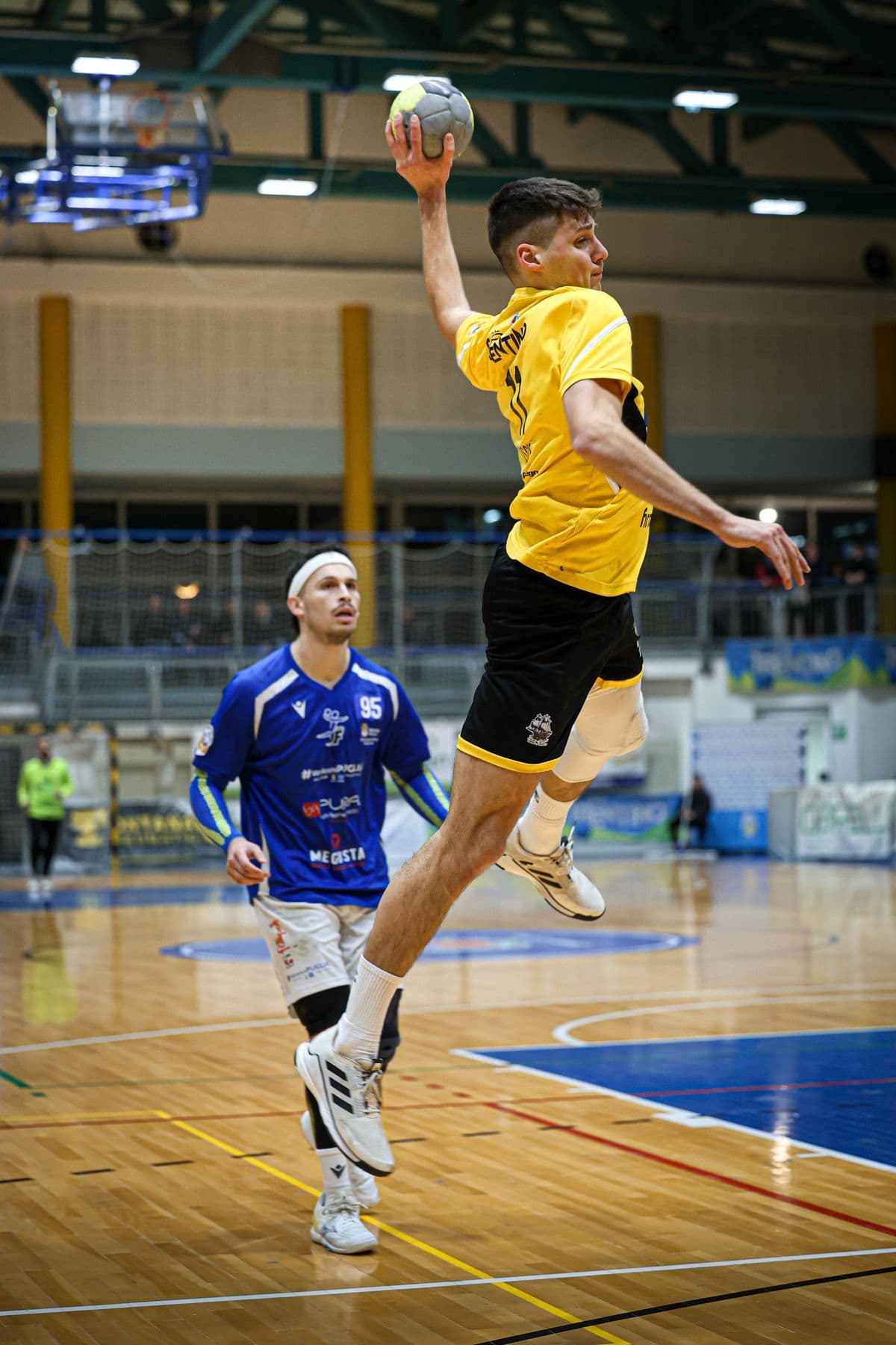 Pallamano Pressano in campo: scatto dal match day nel palazzetto