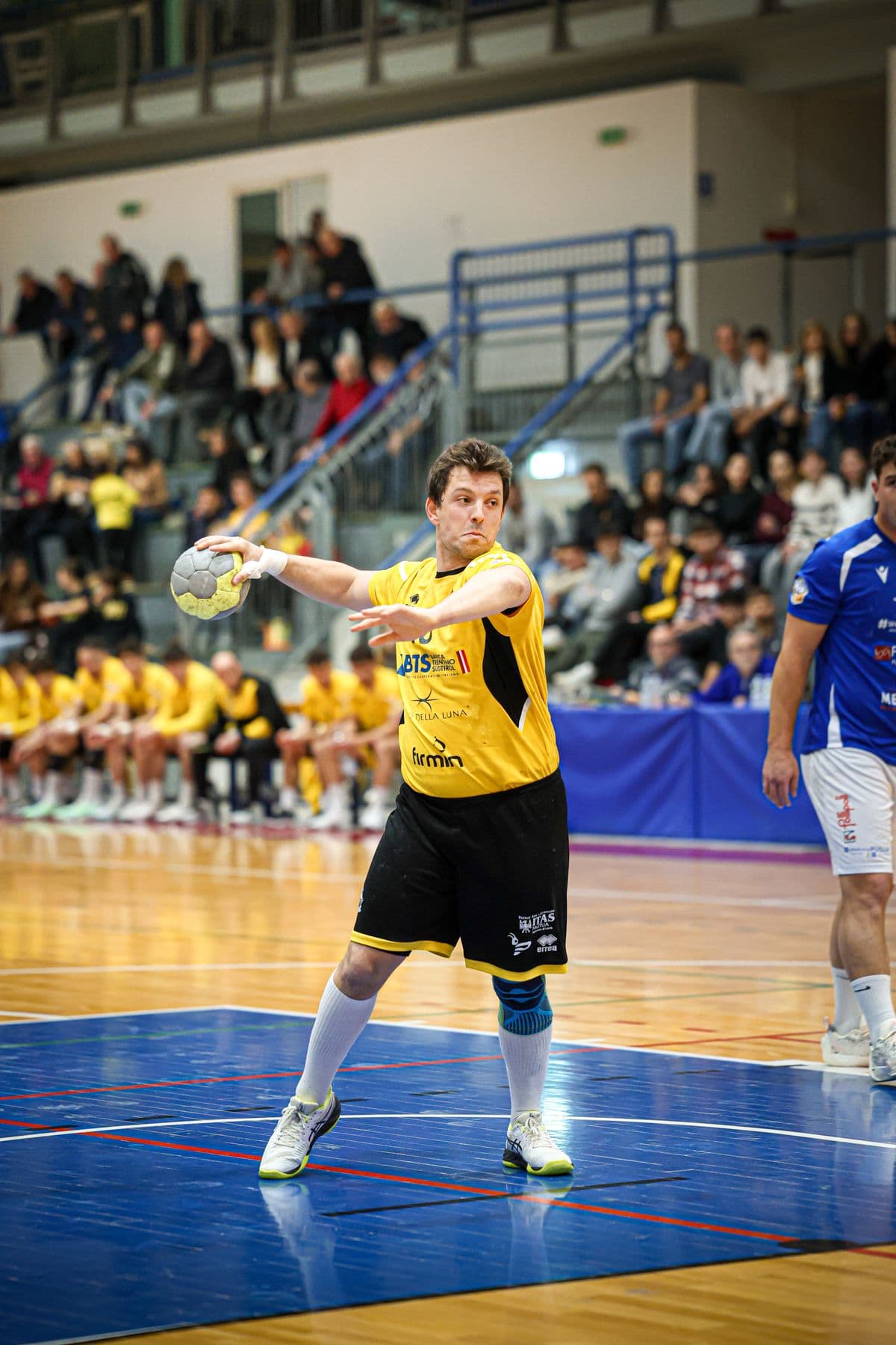 Pallamano Pressano in campo: scatto dal match day nel palazzetto