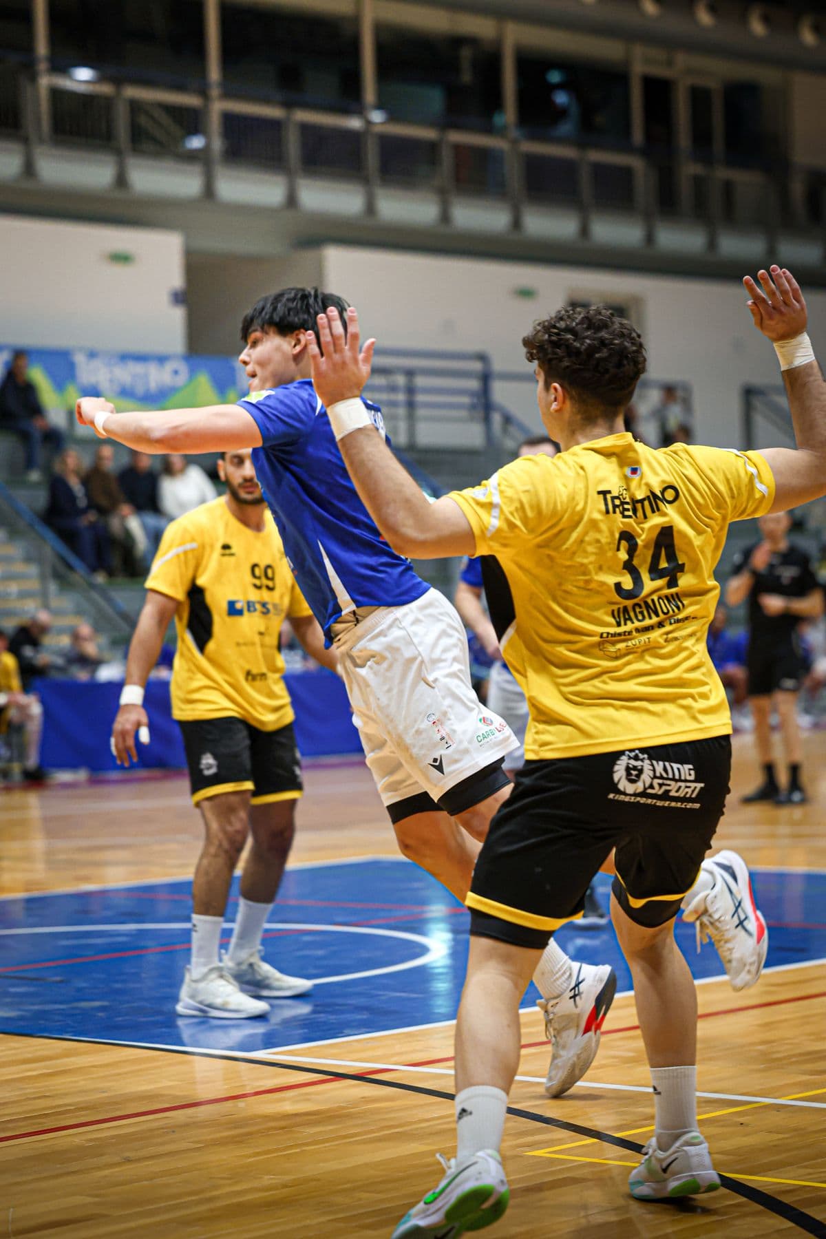 Pallamano Pressano in campo: scatto dal match day nel palazzetto
