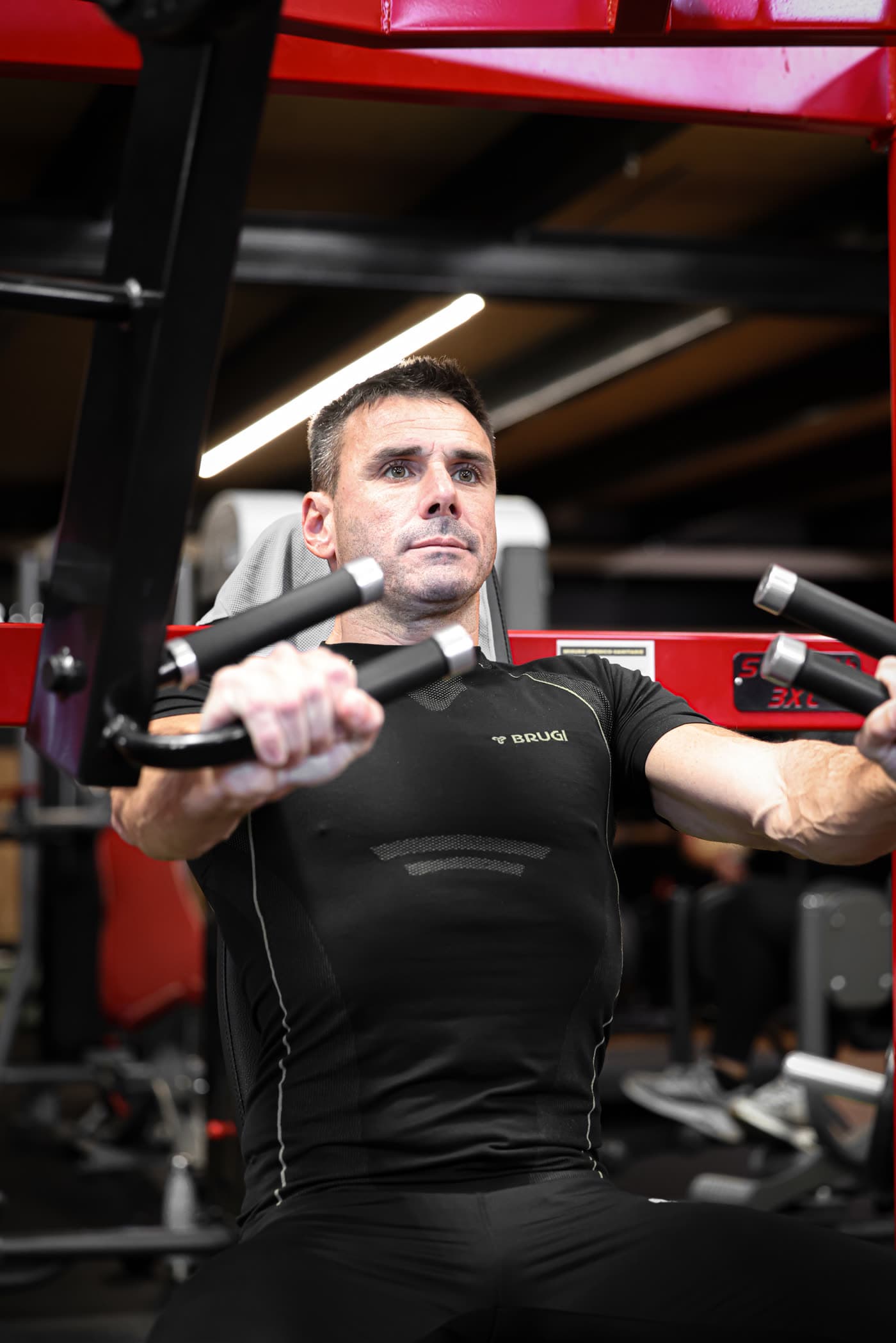 Socio alla lat machine nella sala pesi StarClub