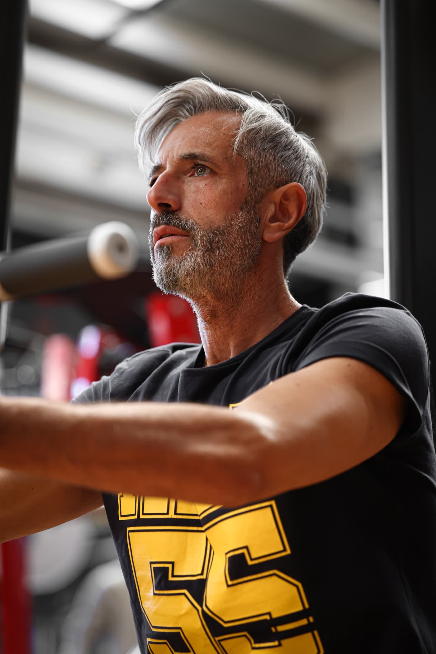 Allenamento per le spalle ai cavi in sala pesi