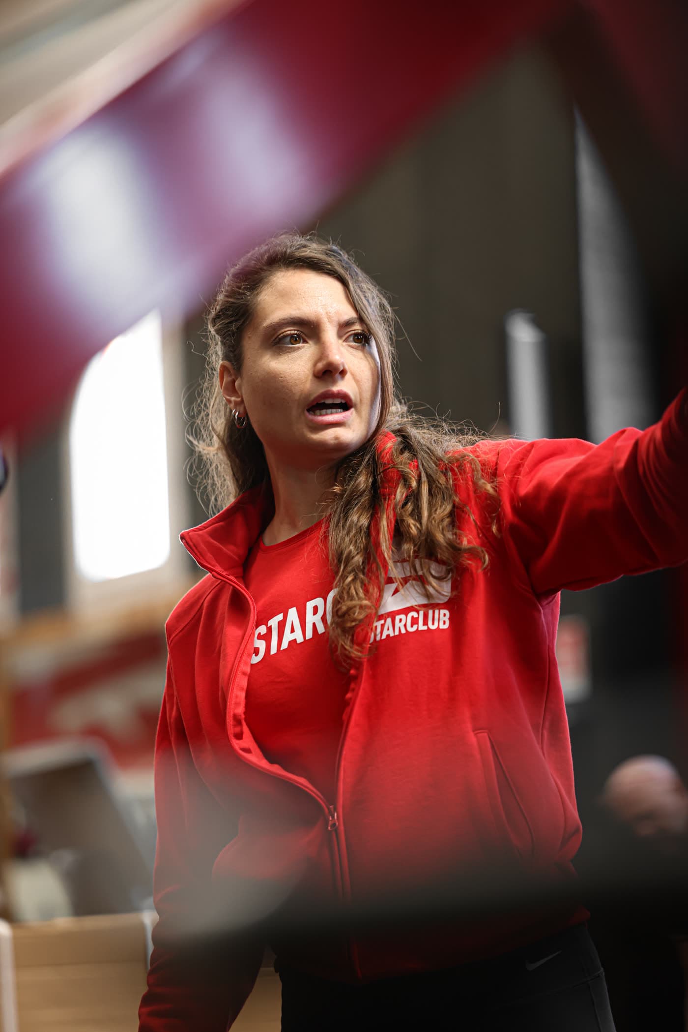 Un'istruttrice StarClub con la felpa rossa dello staff