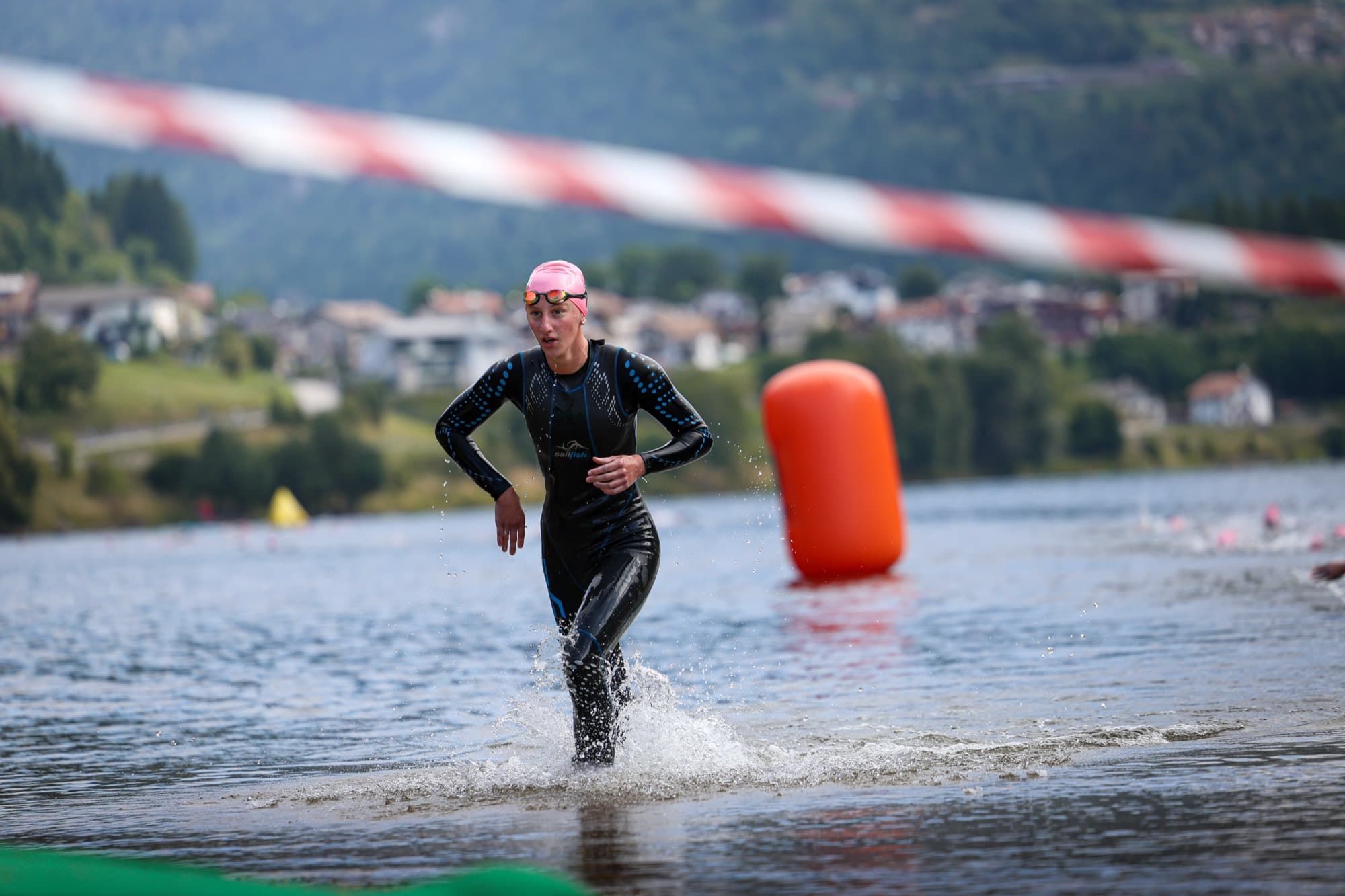 Atleta in uscita dall'acqua durante il Triathlon Sprint dell'Altopiano di Pinè