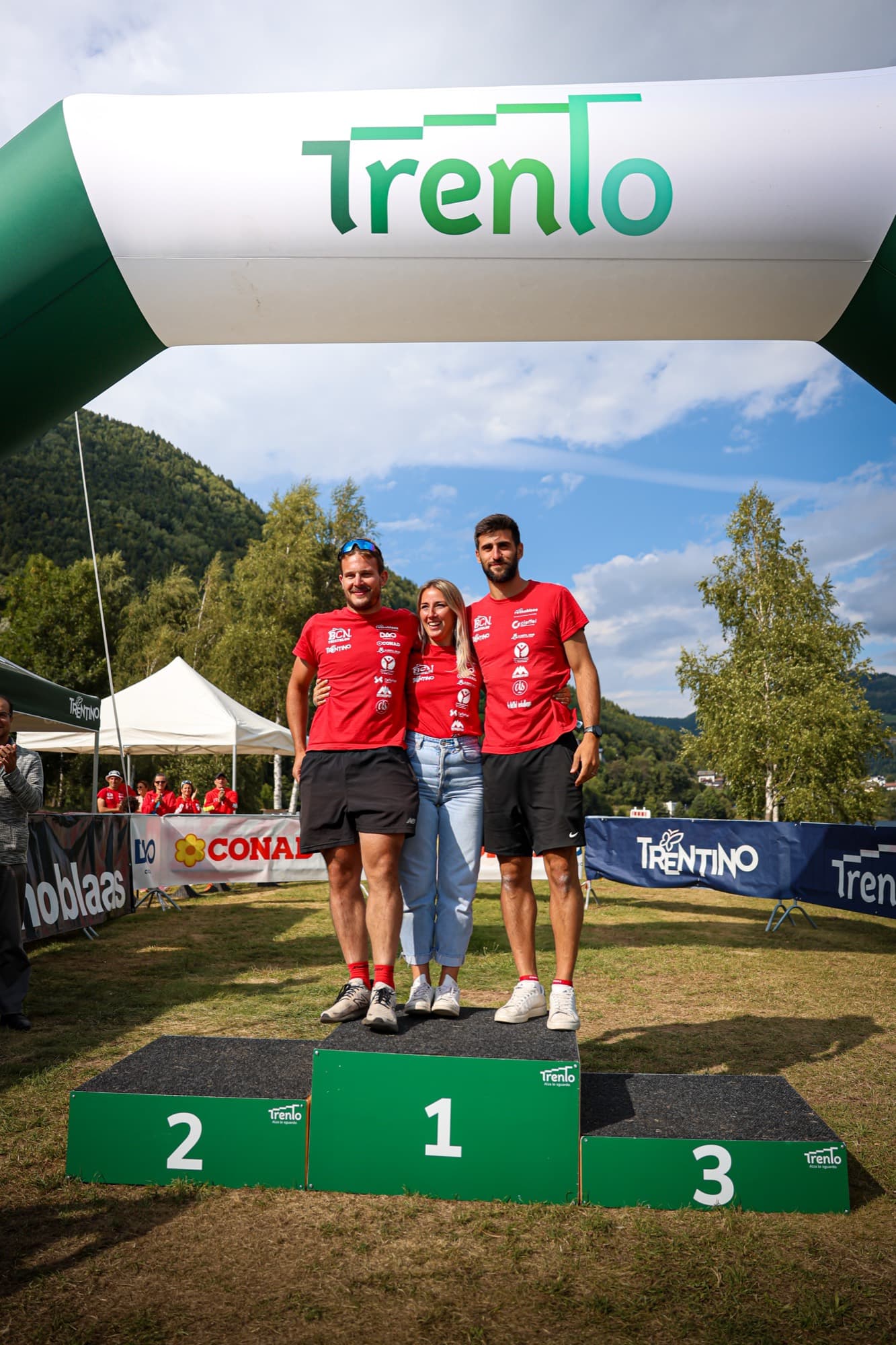 Atleta ripreso durante la gara del Triathlon Sprint dell'Altopiano di Pinè