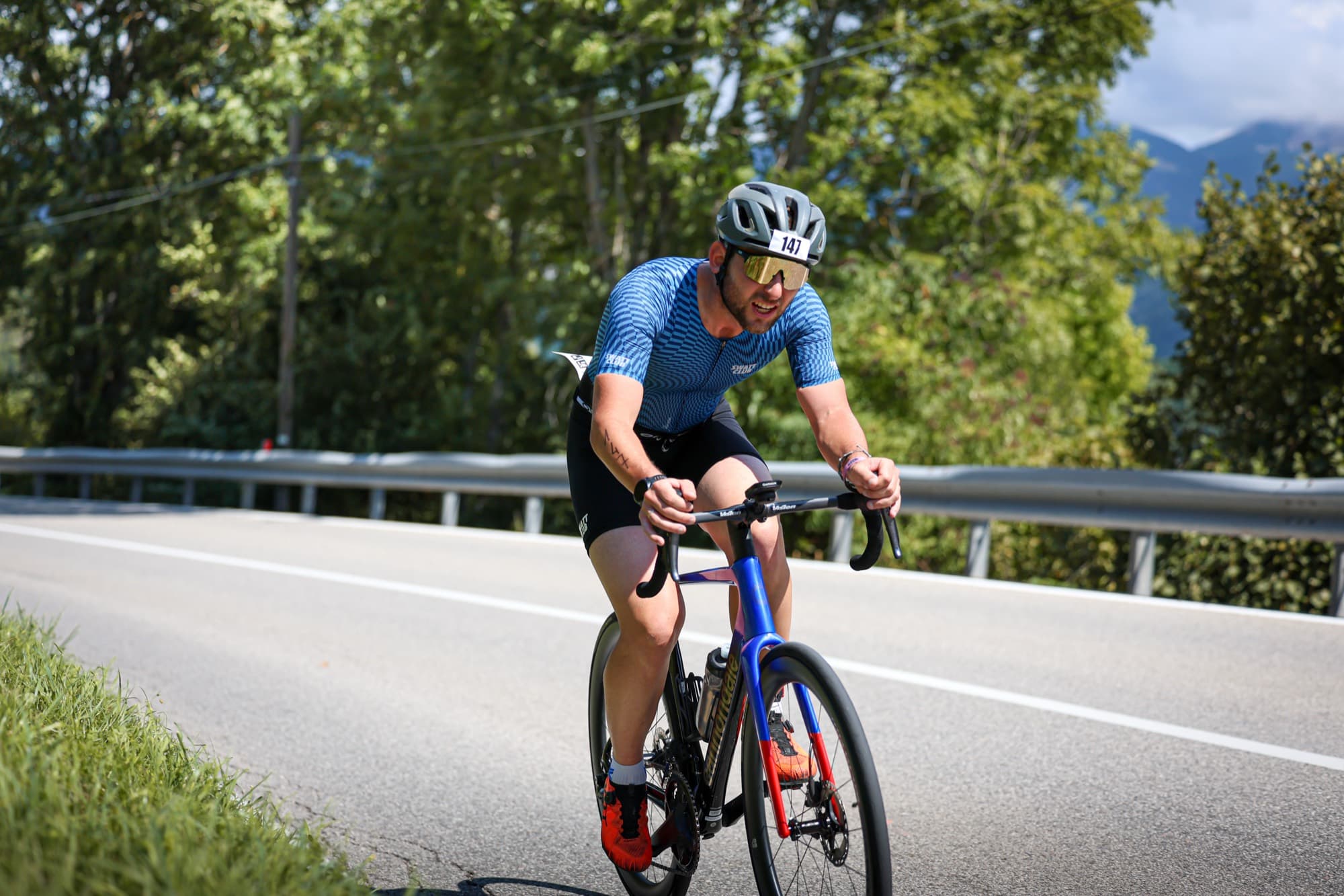 Atleta in sella nella frazione ciclistica