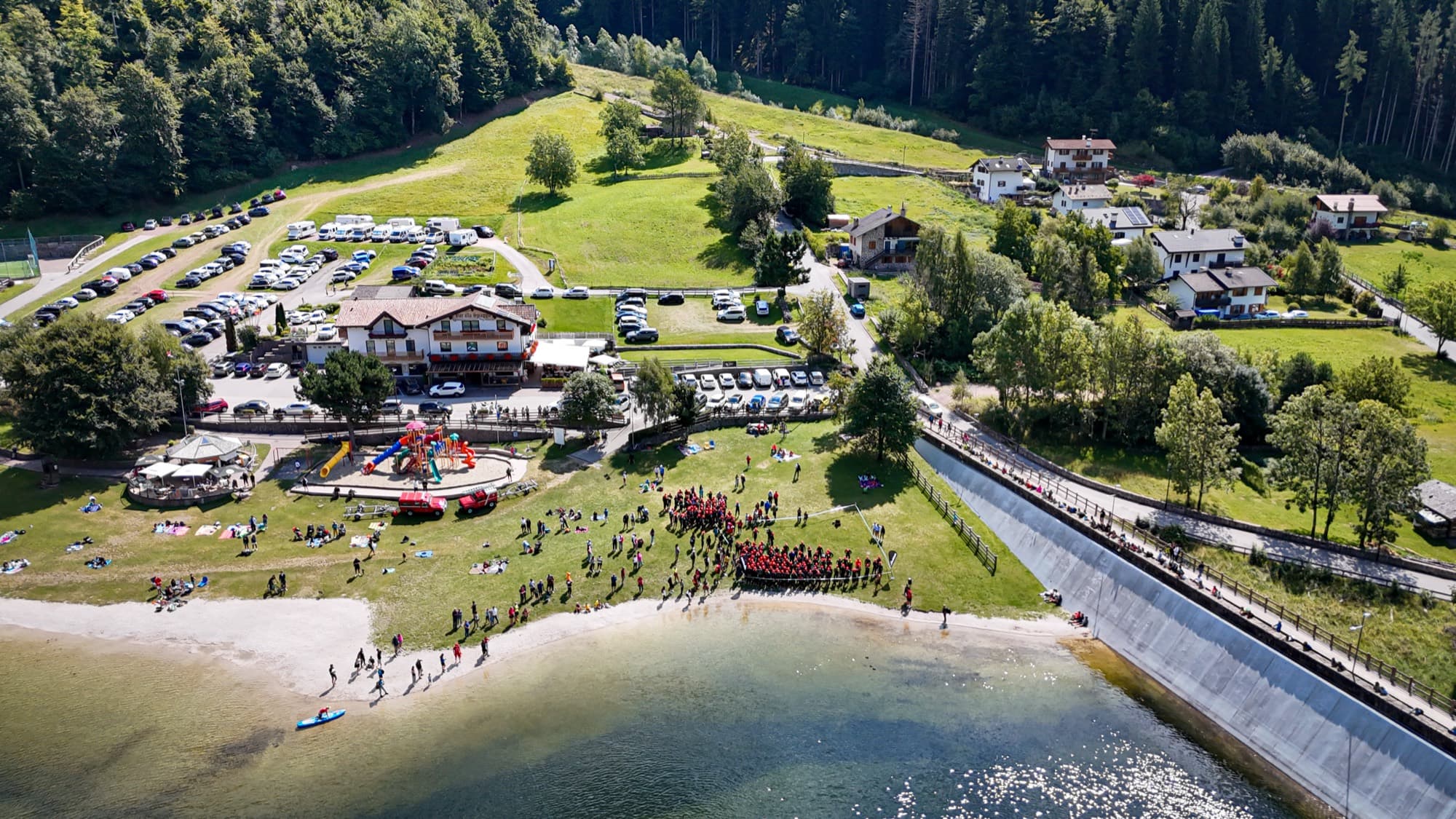 Panoramica aerea del villaggio gara sul lago