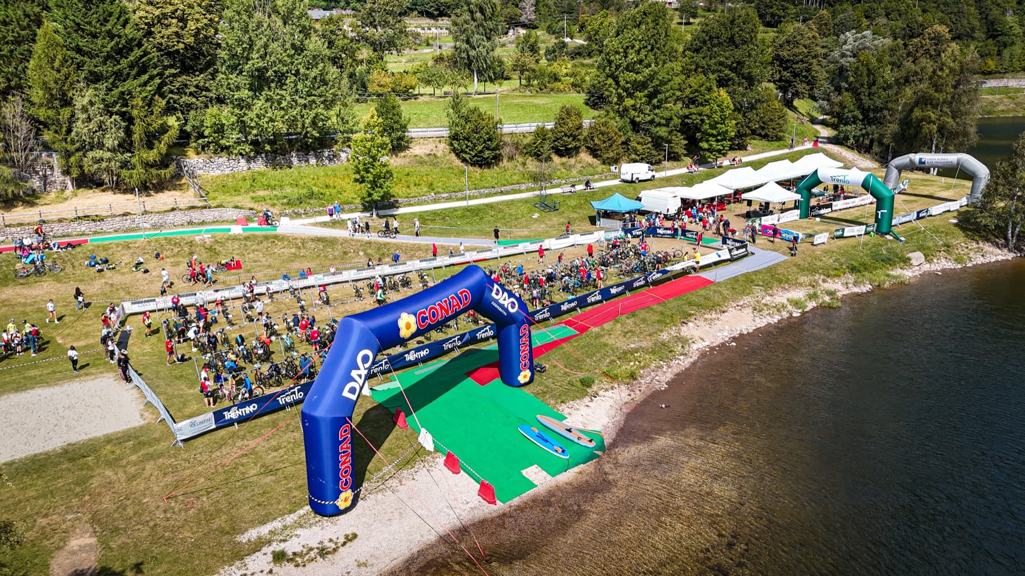 Zona cambio e arco di partenza visti dal drone